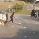 Ladrão capota com carro roubado e pega moto para fugir em frente a cabine da PM