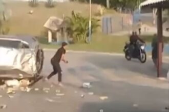 Ladrão capota com carro roubado e pega moto para fugir em frente a cabine da PM