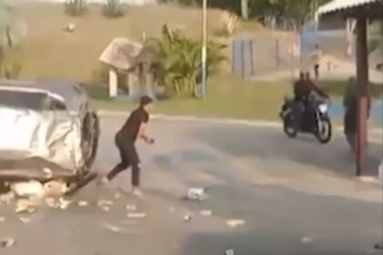 Ladrão capota com carro roubado e pega moto para fugir em frente a cabine da PM