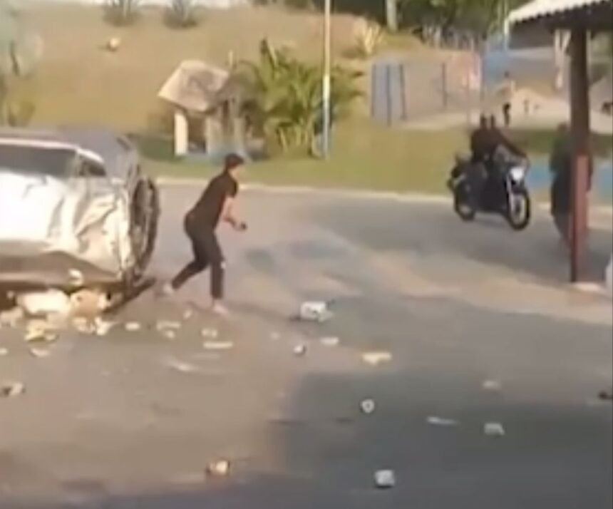 Ladrão capota com carro roubado e pega moto para fugir em frente a cabine da PM
