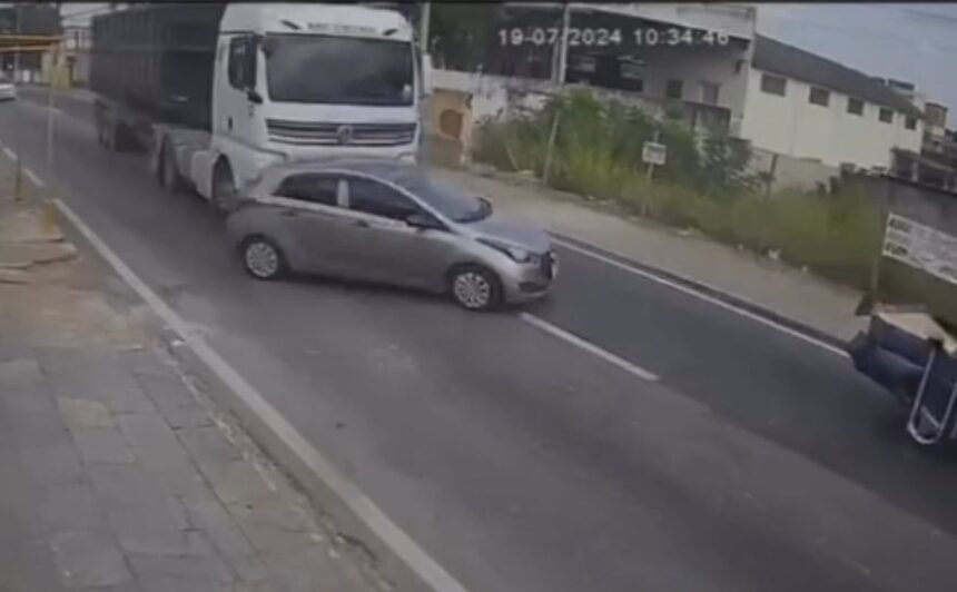 Imagens impactantes mostram momento de acidente entre carro e carreta, em Campos