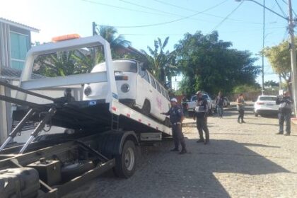 Veículos abandonados em ruas de Campos são removidos pela Guarda e Ordem Pública