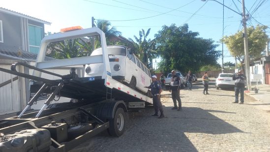 Veículos abandonados em ruas de Campos são removidos pela Guarda e Ordem Pública