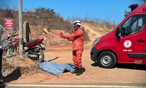 Motociclista morre após colidir em poste na RJ-158