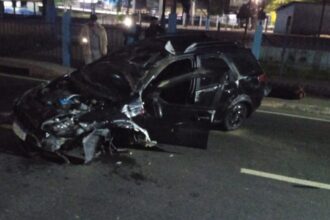 Carro capota na descida da Ponte Leonel Brizola, em Campos