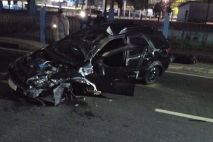 Carro capota na descida da Ponte Leonel Brizola, em Campos