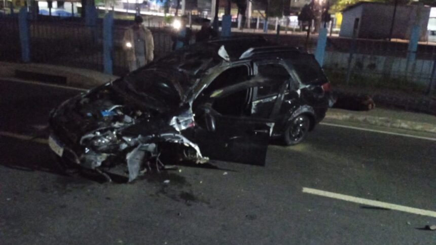 Carro capota na descida da Ponte Leonel Brizola, em Campos