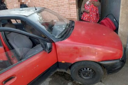 Carro conduzido por adolescente atropela carrinho de bebê durante fuga da polícia