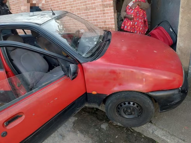 Carro conduzido por adolescente atropela carrinho de bebê durante fuga da polícia