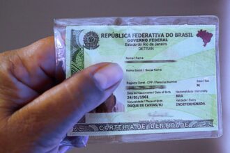 Nova carteira de identidade pode ser tirada a partir desta terça-feira, de forma gratuita, nos postos do Detran.RJ