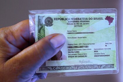 Nova carteira de identidade pode ser tirada a partir desta terça-feira, de forma gratuita, nos postos do Detran.RJ