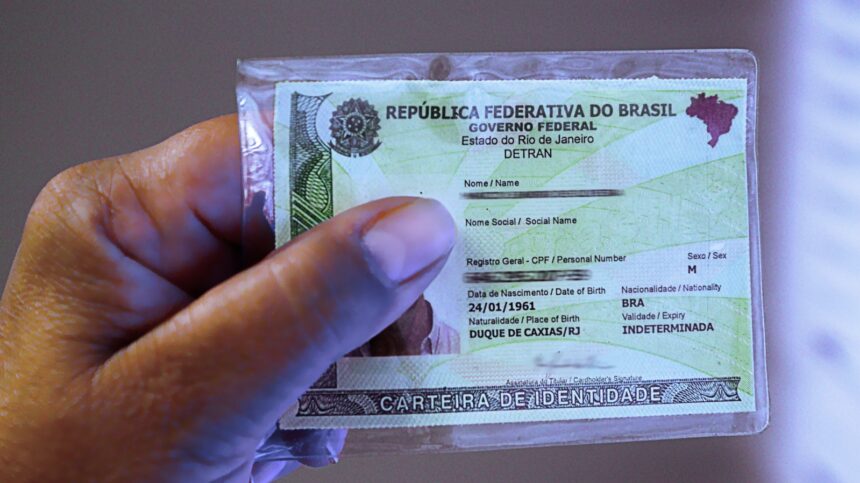 Nova carteira de identidade pode ser tirada a partir desta terça-feira, de forma gratuita, nos postos do Detran.RJ