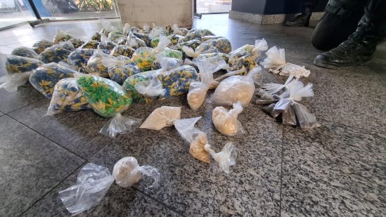 PM apreende mais de 8 mil pinos de cocaína em comunidade de Campos