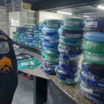 Polícia Militar recupera mais de 100 rolos de cabos de cobre roubados no depósito de um supermercado, em Campos