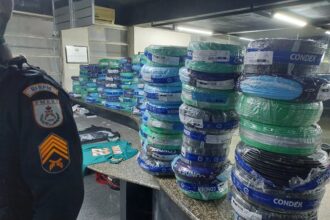Polícia Militar recupera mais de 100 rolos de cabos de cobre roubados no depósito de um supermercado, em Campos