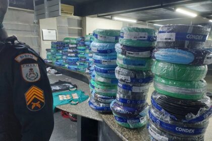 Polícia Militar recupera mais de 100 rolos de cabos de cobre roubados no depósito de um supermercado, em Campos