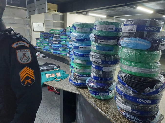 Polícia Militar recupera mais de 100 rolos de cabos de cobre roubados no depósito de um supermercado, em Campos