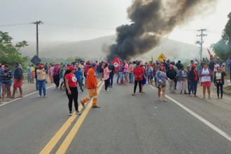 MST fecha BR-101, em Campos, para manifestação que reivindica o avanço da Reforma Agrária no Brasil