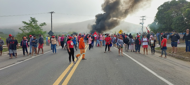 MST fecha BR-101, em Campos, para manifestação que reivindica o avanço da Reforma Agrária no Brasil