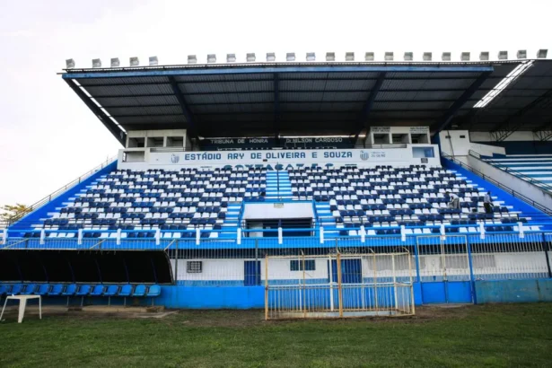 Torcida do Goytacaz realiza ação para revitalizar fachada do Aryzão