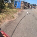 Motorista sofre mal súbito, ônibus escolar capota e quatro estudantes ficam feridos em Campos