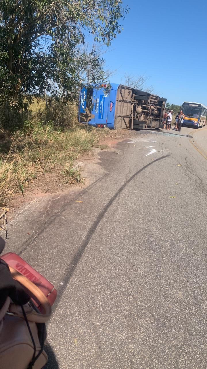 Motorista sofre mal súbito, ônibus escolar capota e quatro estudantes ficam feridos em Campos