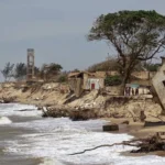 Grupo se reúne para fazer manifestação em defesa de Atafona, que vem sendo cada vez mais invadida pelo mar