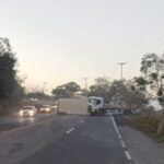 Caminhão que transportava carne tomba na BR-101 e deixa trânsito lento