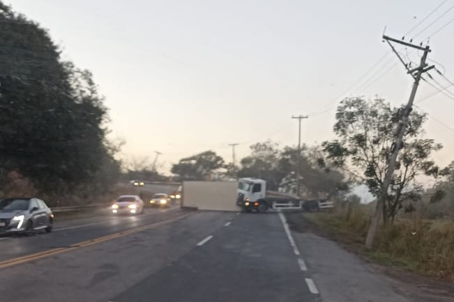 Caminhão que transportava carne tomba na BR-101 e deixa trânsito lento