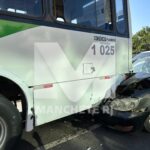 Acidente entre ônibus intermunicipal e carro deixa motorista ferido