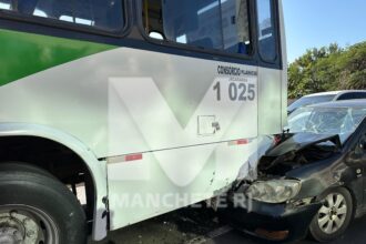 Acidente entre ônibus intermunicipal e carro deixa motorista ferido