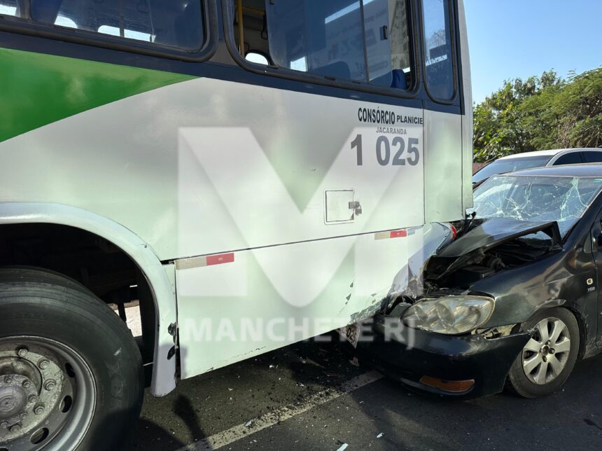 Acidente entre ônibus intermunicipal e carro deixa motorista ferido