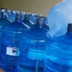 Consumidores relatam aumento no preço da água mineral durante período de cheiro forte na água do Paraíba