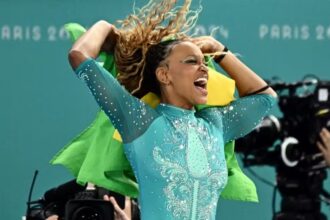 Representando o Brasil, Rebeca Andrade é ouro no solo em Paris