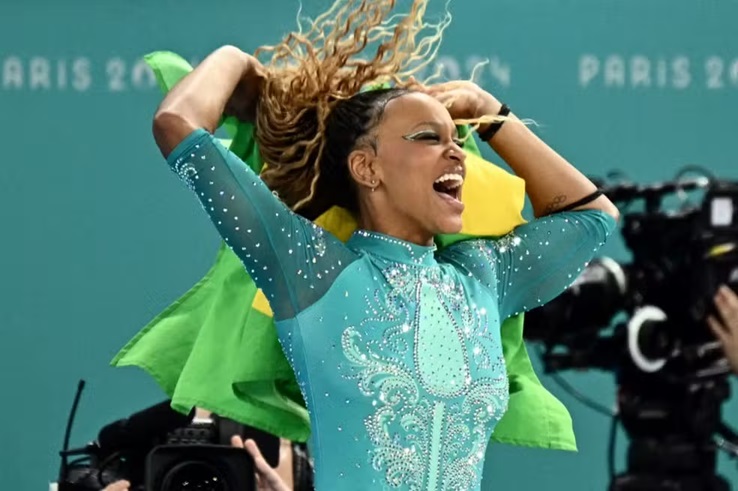Representando o Brasil, Rebeca Andrade é ouro no solo em Paris