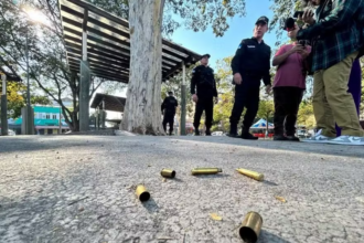 Ataque a tiros em praça deixa quatro mortos e três feridos