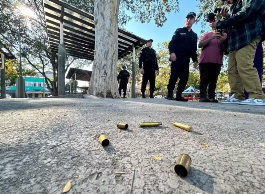 Ataque a tiros em praça deixa quatro mortos e três feridos