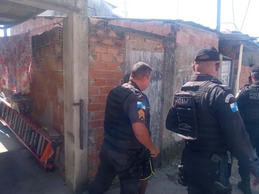Dois presos, três motos apreendidas e drogas encontradas: PM realiza operação com apoio do BAC, em Campos