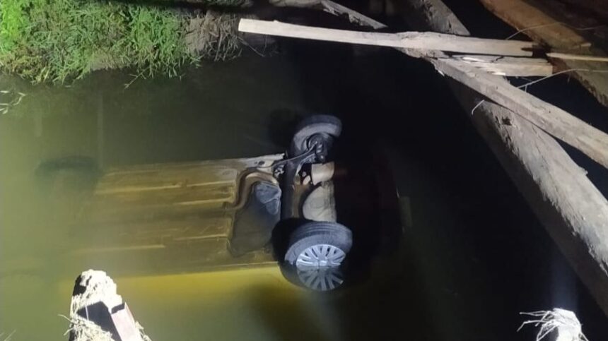 Homem morre após carro cair de ponte em condições precárias em Campos