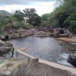 Adolescente e mulher morrem após caírem de cachoeira, em Campos