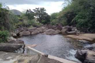 Adolescente e mulher morrem após caírem de cachoeira, em Campos
