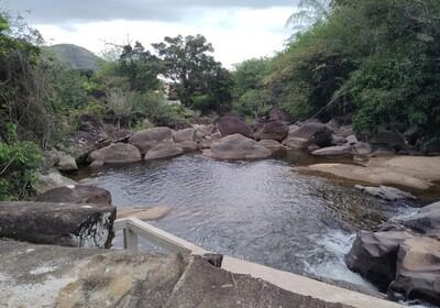 Adolescente e mulher morrem após caírem de cachoeira, em Campos