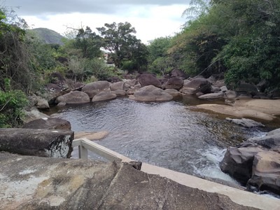 Adolescente e mulher morrem após caírem de cachoeira, em Campos
