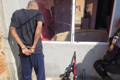 Oito presos além de armas e drogas apreendidas durante operação em resposta à onda de crimes em Campos