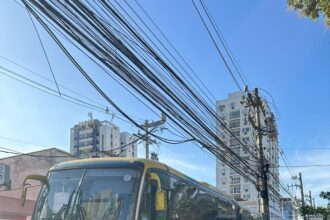 Criminosos invadem ônibus em Campos, fazem motorista de refém, roubam diversos celulares, agridem passageiros e fogem