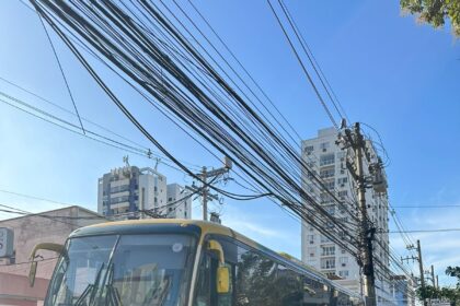 Criminosos invadem ônibus em Campos, fazem motorista de refém, roubam diversos celulares, agridem passageiros e fogem