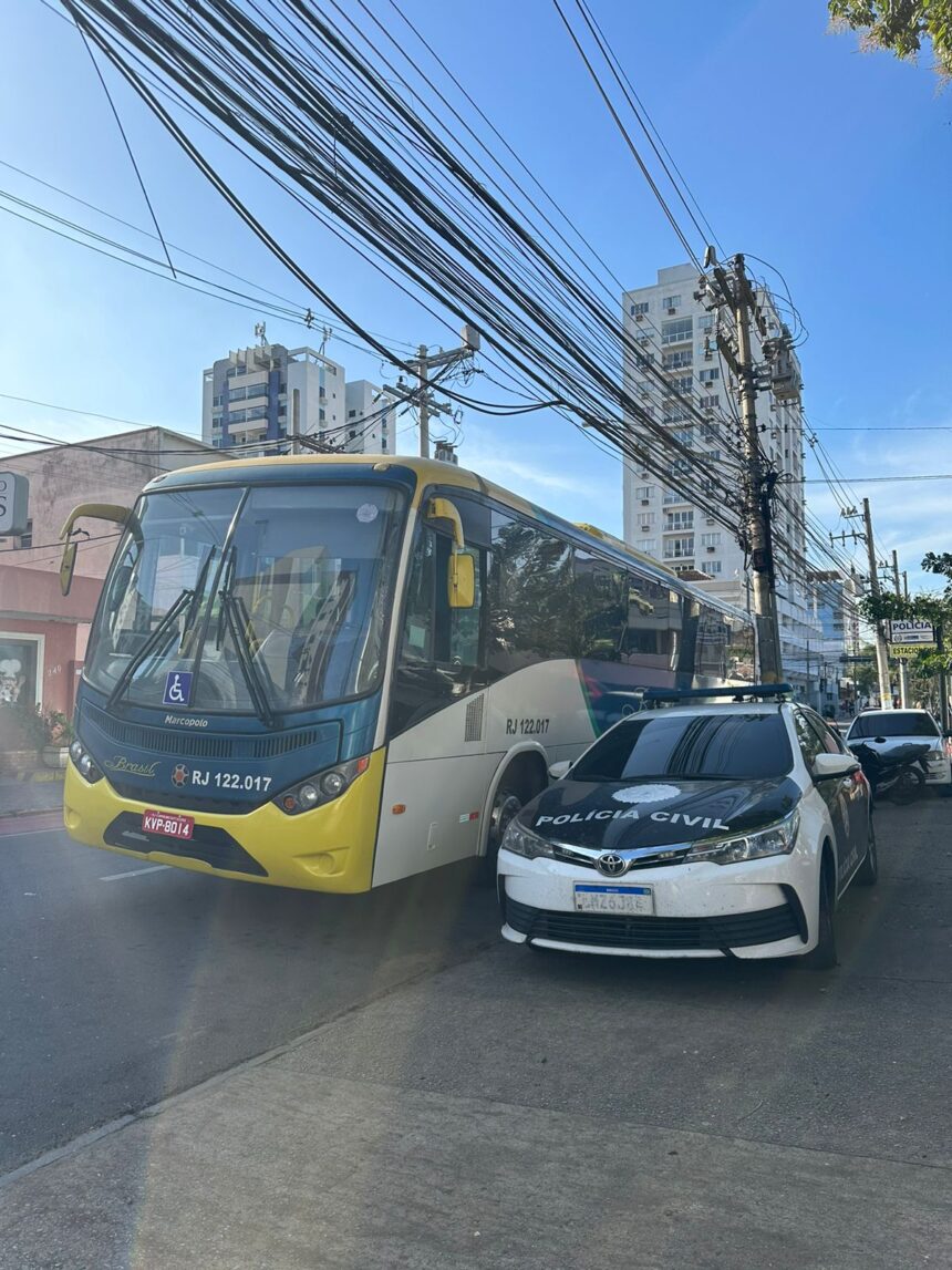 Criminosos invadem ônibus em Campos, fazem motorista de refém, roubam diversos celulares, agridem passageiros e fogem
