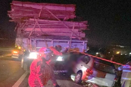 Motorista morre após grave acidente entre carro e carreta, em Itaperuna