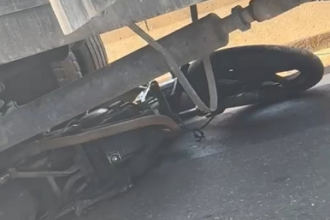 VÍDEO: Motociclista é arremessado para fora da Ponte Alair Ferreira, em Campós, após ser arrastado por caminhão