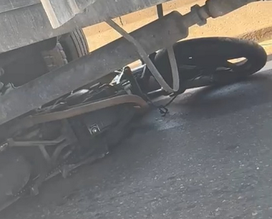 VÍDEO: Motociclista é arremessado para fora da Ponte Alair Ferreira, em Campós, após ser arrastado por caminhão